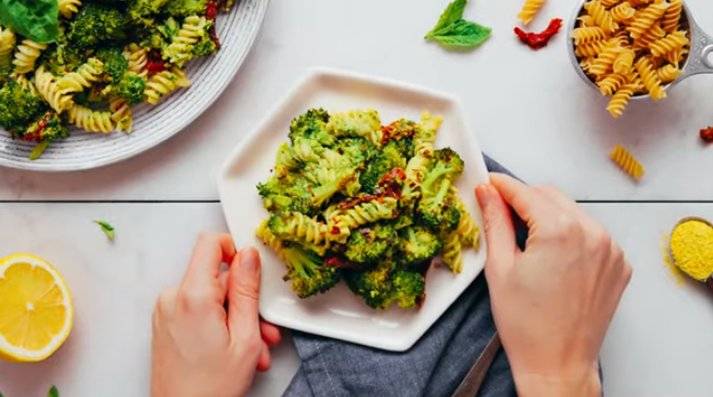 Receta de ensalada de pasta vegana con brócoli asado con pesto