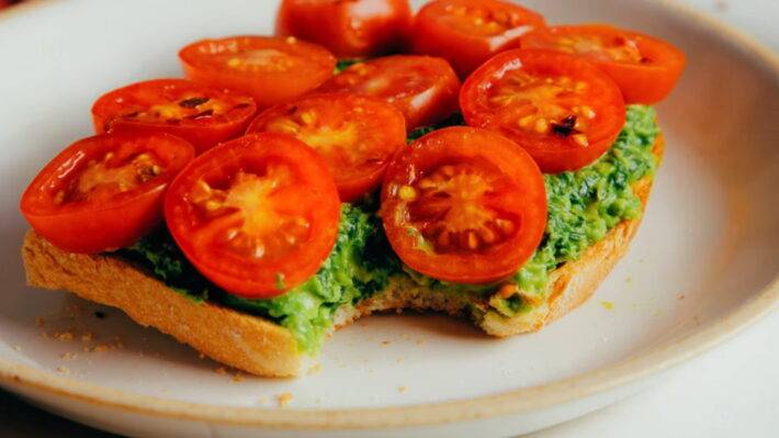 Receta de tostadas de pesto con tomates y aguacates