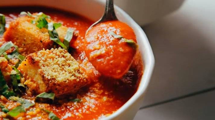 sopa de tomate vegana