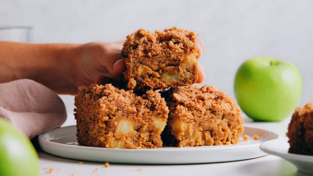 Cake-in-cafe-with-apples-easy-vegan 2