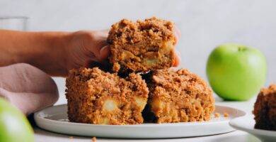 Cake-in-cafe-with-apples-easy-vegan 2