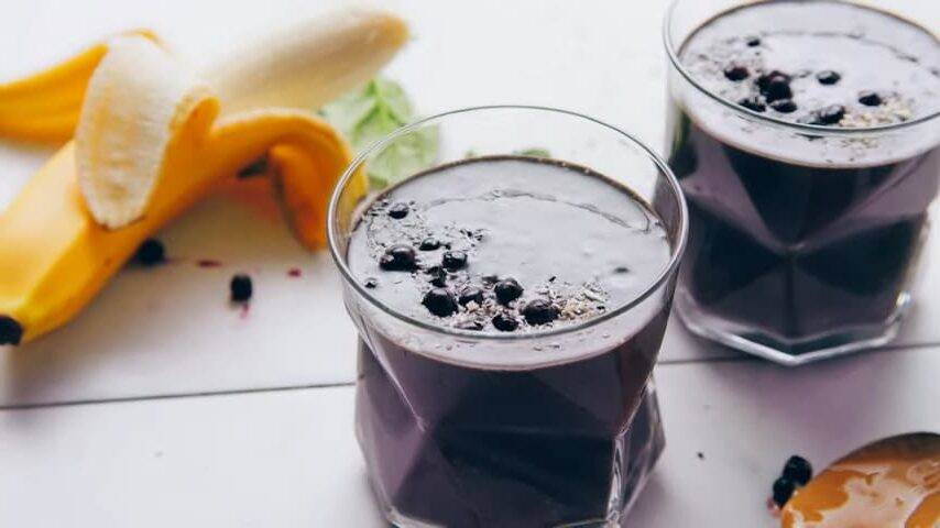 Batido Vegano proteico de arándanos y mantequilla de cacahuete